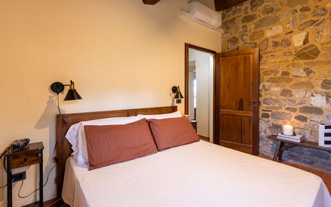 Podere San Lorenzo 12: Pared, Madera, Diseño De Interiores, Mueble, Habitación, Techo, Piso, Suelo, Cama, Marrón