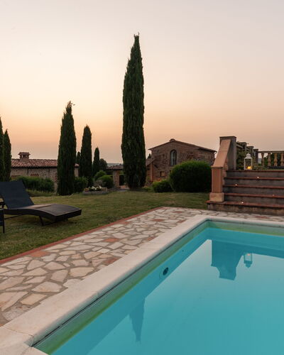 Casale Fienile 8: Piscina, Mueble Para Exteriores, Inmuebles, Hacienda, Sombra, Patio, Villa, Recurso, Paisajismo, Yarda