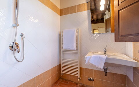 Casale Teatro 10: Piso, Suelo, Diseño De Interiores, Arreglo De Tubería, Baño, Grifo, Techo, Plomería, Habitación, Lavabo