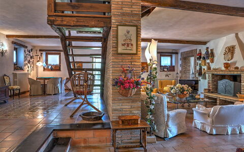Casale Tre Cipressi 10: Mueble, Diseño De Interiores, Techo, Mesa, Silla, Casa, Piso, Habitación, Sala, Maceta