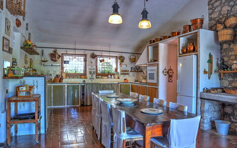 Casale Tre Cipressi 10: Mueble, Cocina, Diseño De Interiores, Mesa, Encendiendo, Piso, Techo, Mostrador, Silla, Gabinetes