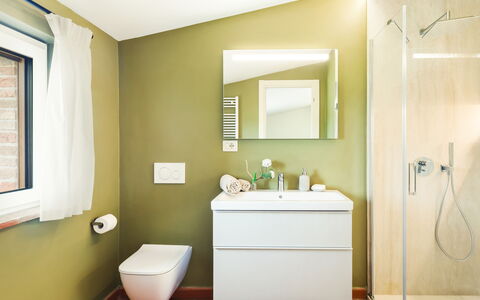 Casale Ombrone 11: Piso, Baño, Suelo, Baño, Diseño De Interiores, Arreglo De Tubería, Asiento Del Baño, Mueble De Baño, Plomería, Lavabo