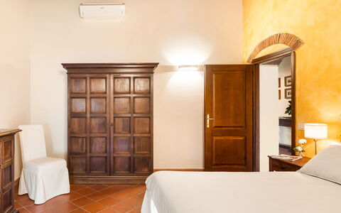 Casale Ombrone 11: Pared, Diseño De Interiores, Mueble, Piso, Suelo, Techo, Encendiendo, Habitación, Cama, Habitación