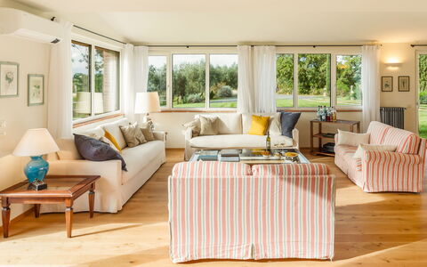 Casale Ombrone 11: Mueble, Diseño De Interiores, Piso, Sofá, Suelo, Madera, Techo, Habitación, Sala, Mesa