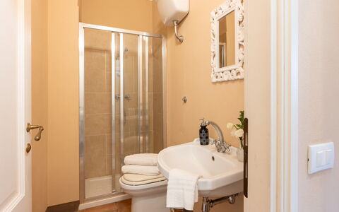 Villa Iole 14: Diseño De Interiores, Suelo, Arreglo De Tubería, Piso, Baño, Habitación, Mueble, Encendiendo, Lavabo Del Baño, Plomería