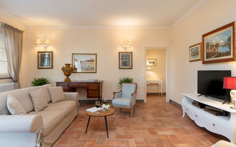 Villa Iole 14: Mueble, Diseño De Interiores, Piso, Sofá, Suelo, Sala, Techo, Habitación, Mesa, Encendiendo