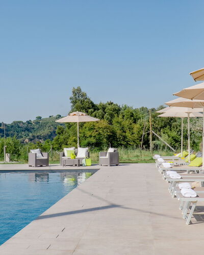 Villa Iole 14: Piscina, Mueble Para Exteriores, Sunlounger, Paraguas, Recurso, Ocio, Paisajismo, Jardín, Inmuebles, Eco Hotel