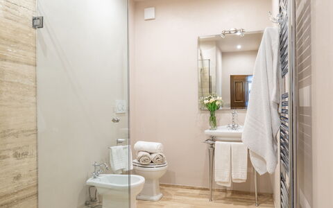 Villa la Monarca 16: Baño, Piso, Diseño De Interiores, Arreglo De Tubería, Asiento Del Baño, Suelo, Baño, Lavabo, Plomería, Grifo