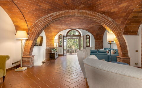 Villa la Monarca 16: Diseño De Interiores, Techo, Mueble, Habitación, Silla, Manchas De Madera, Planta De Casa, Ladrillo, Sofá, Lámpara