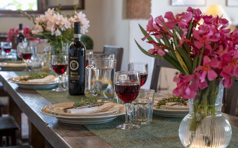 Podere Casanovina 12: Mueble, Vajilla, Mesa, Drinkware, Diseño De Interiores, Stemware, Comedor, Utensilios Para Servir, Habitación Central, Barware