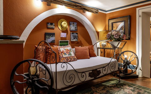 Case Novole 10: Mueble, Diseño De Interiores, Encendiendo, Casa, Techo, Habitación, Lámpara, Habitación, Naranja, Cama