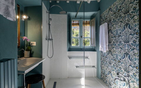 Case Novole 10: Azul, Pared, Arreglo De Tubería, Baño, Diseño De Interiores, Lavabo Del Baño, Lavabo, Piso, Grifo, Plomería