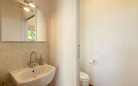 Brightline Villa 8: Baño, Lavabo Del Baño, Arreglo De Tubería, Pared, Piso, Diseño De Interiores, Suelo, Espejo, Lavabo, Plomería