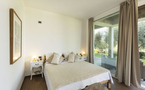 Brightline Villa 8: Cama, Piso, Habitación, Diseño De Interiores, Suelo, Mueble, Sábana, Lecho, Techo, Madera