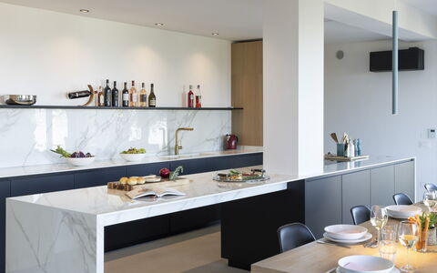 Casa dei Fiamminghi 10+2: Diseño De Interiores, Cocina, Mueble, Mostrador, Pared, Piso, Encendiendo, Gabinetes, Techo, Suelo