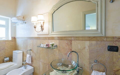 Villa Ginevra 12: Arreglo De Tubería, Baño, Lavabo Del Baño, Lavabo, Pared, Diseño De Interiores, Grifo, Piso, Suelo, Plomería