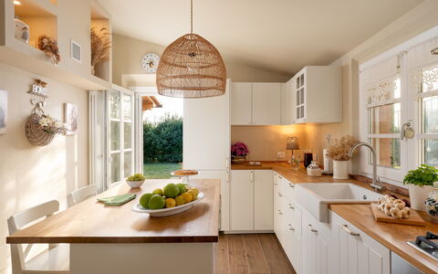 Villino Ariachiara 6: Mueble, Diseño De Interiores, Mostrador, Cocina, Gabinetes, Piso, Casa, Maceta, Vajilla, Encendiendo