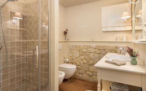 Villino Ariachiara 6: Diseño De Interiores, Piso, Suelo, Pared, Arreglo De Tubería, Baño, Mueble, Baño, Encendiendo, Lavabo Del Baño