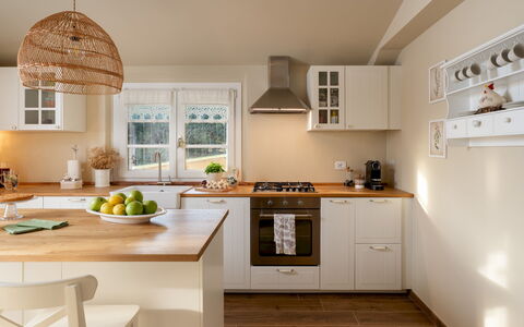 Villino Ariachiara 6: Mueble, Cocina, Mostrador, Gabinetes, Aparato De Cocina, Diseño De Interiores, Piso, Madera, Lámpara, Electrodoméstico