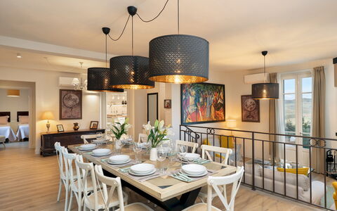 Villa Francesca 10: Mueble, Diseño De Interiores, Silla, Mesa, Piso, Comedor, Lámpara, Cocina Y Comedor Mesa, Techo, Encendiendo