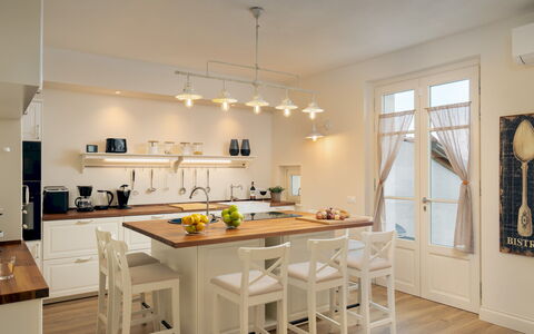 Villa Francesca 10: Mueble, Diseño De Interiores, Piso, Lámpara, Cocina, Madera, Suelo, Techo, Mostrador, Silla