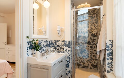 Villa Francesca 10: Diseño De Interiores, Piso, Suelo, Arreglo De Tubería, Baño, Lavabo Del Baño, Mueble De Baño, Textil, Mueble, Lavabo