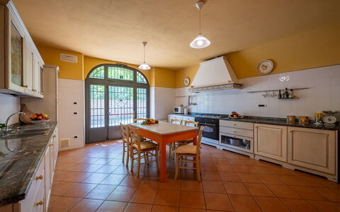 Podere Sant'Eugenio 14: Diseño De Interiores, Cocina, Piso, Mueble, Mostrador, Techo, Suelo, Lámpara, Encendiendo, Gabinetes