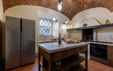 Il Castellare 14: Diseño De Interiores, Piso, Cocina, Pared, Mostrador, Techo, Madera, Aparato De Cocina, Suelo, Mueble