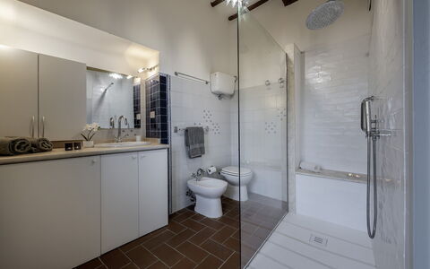 Il Castellare 14: Piso, Baño, Suelo, Arreglo De Tubería, Diseño De Interiores, Techo, Plomería, Habitación, Grifo, Ducha