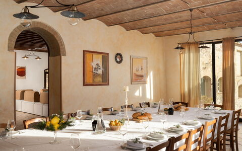 Villa le Beringhe 30: Mueble, Diseño De Interiores, Pared, Mesa, Silla, Techo, Cocina Y Comedor Mesa, Lámpara, Comedor, Encendiendo
