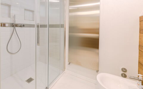 Villa la Perla Bianca 10: Baño, Piso, Suelo, Diseño De Interiores, Arreglo De Tubería, Pared, Madera, Plomería, Habitación, Ducha