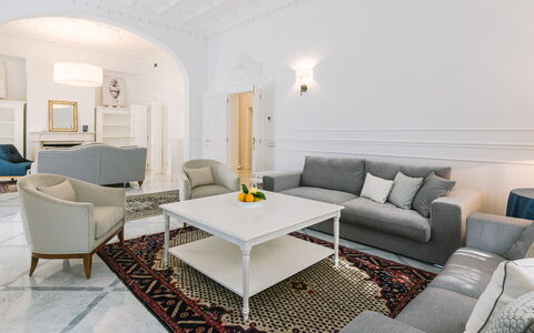 Villa la Perla Bianca 10: Mueble, Diseño De Interiores, Sofá, Piso, Sala, Suelo, Techo, Mesa, Habitación, Encendiendo