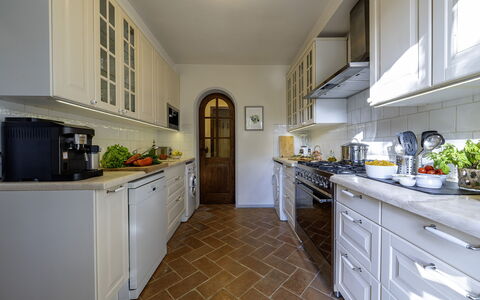 Podere Vernine di Sotto 14: Cocina, Mostrador, Piso, Diseño De Interiores, Gabinetes, Aparato De Cocina, Madera, Electrodoméstico, Suelo, Mueble