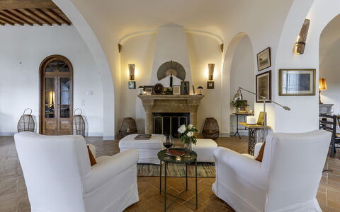 Podere Vernine di Sotto 14: Mueble, Pared, Diseño De Interiores, Casa, Piso, Silla, Sala, Sofá, Planta De Casa
