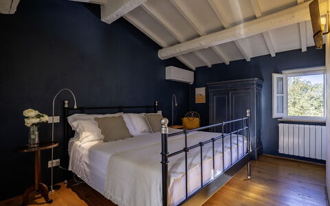 Podere Vernine di Sotto 14: Mueble, Cama, Habitación, Diseño De Interiores, Lecho, Sábana, Piso, Encendiendo, Suelo, Techo
