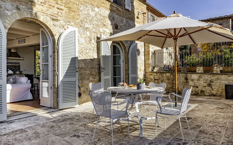 Podere Vernine di Sotto 14: Mueble, Silla, Mueble Para Exteriores, Mesa, Cocina Y Comedor Mesa, Mesa Al Aire Libre, Maceta, Planta De Casa, Patio, Balcón