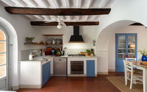 Villa delle Silerchie 10: Mueble, Cocina, Diseño De Interiores, Piso, Aparato De Cocina, Casa, Mostrador, Gabinetes, Suelo, Silla