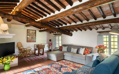 Villa delle Silerchie 10: Mueble, Diseño De Interiores, Sofá, Madera, Piso, Techo, Suelo, Mesa, Casa, Sala
