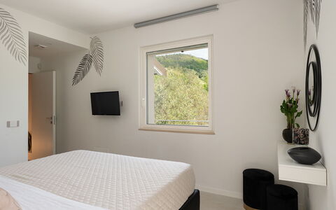 Villa Lunezia 6: Cama, Mueble, Diseño De Interiores, Habitación, Pared, Lecho, Sábana, Madera, Casa, Techo