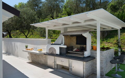 Villa Lunezia 6: Jardín, Sombra, Diseño, Patio, Mueble Para Exteriores, Estructura Al Aire Libre, Parilla, Planta De Casa, Patio Interior, Pérgola