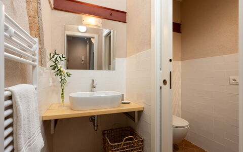 Il Poggione 10: Baño, Pared, Arreglo De Tubería, Piso, Lavabo Del Baño, Suelo, Madera, Diseño De Interiores, Lavabo, Asiento Del Baño