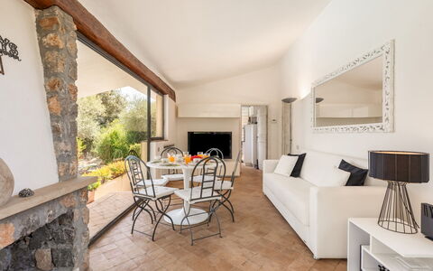 Villa Althaea 6: Mueble, Sofá, Casa, Sala, Silla, Techo, Recurso, Cocina Y Comedor Mesa