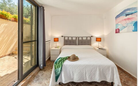 Villa Althaea 6: Mueble, Diseño De Interiores, Pared, Piso, Suelo, Cama, Madera, Habitación, Habitación, Techo