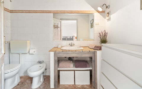 Villa Althaea 6: Baño, Lavabo Del Baño, Arreglo De Tubería, Lavabo, Asiento Del Baño, Diseño De Interiores, Baño, Piso, Grifo, Suelo