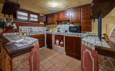 Colle Calzolaro 8: Cocina, Piso, Suelo, Mostrador, Diseño De Interiores, Mueble, Gabinetes, Habitación, Techo, Loseta