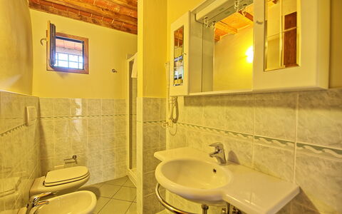 Poggio Conca: Baño, Habitación, Propiedad, Amarillo, Diseño De Interiores, Edificio, Arreglo De Tubería, Arquitectura, Bienes Raíces, Casa