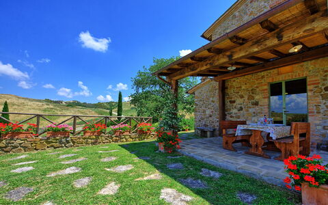 Castelmuzio: Propiedad, Paisaje Natural, Cielo, Hierba, Casa, Yarda, Edificio, Bienes Raíces, Casa, Jardín