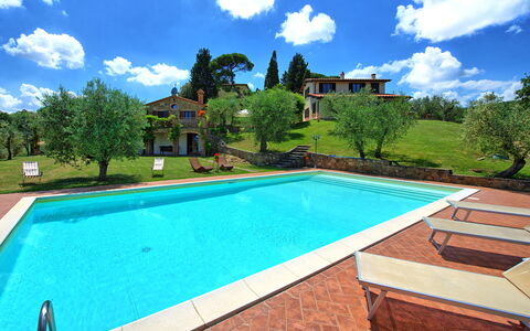 Villa Ulivi: Nube, Agua, Cielo, Planta, Propiedad, Piscina, Edificio, Azur, Árbol, Rectángulo