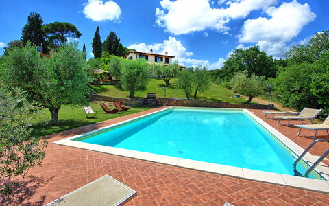 Villa Ulivi: Nube, Cielo, Agua, Propiedad, Planta, Piscina, Azur, Rectángulo, Árbol, Hierba