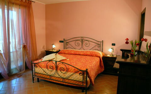 Villa Saida: Habitación, Cama, Mueble, Habitación, Sábana, Marco De La Cama, Propiedad, Lecho, Diseño De Interiores, Suelo